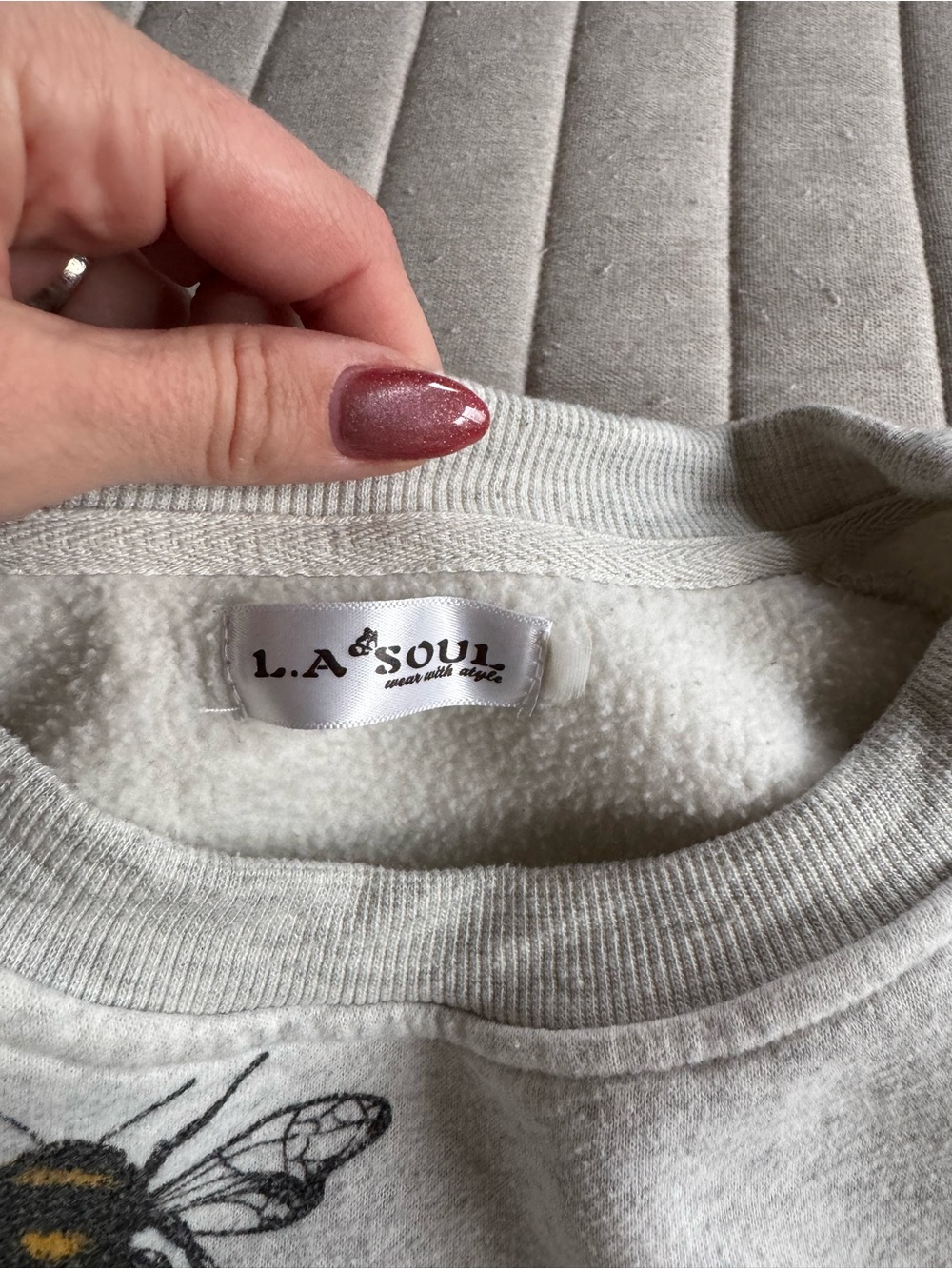 LA Soul Gray Sweatshirt with Allover Bee Print size medium - Picture 3 of 3
